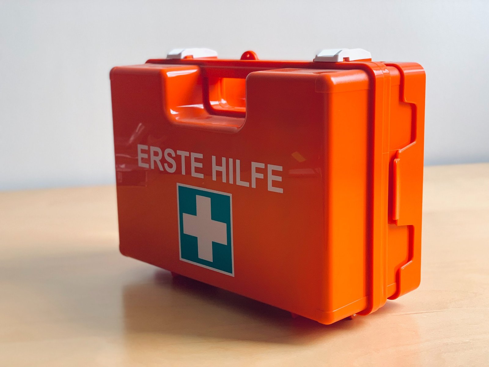 Read more about the article The Essential Guide to First Aid Box: Key Features and How to Use Them